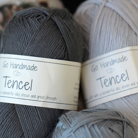 Hættetrøje med hulmønster
6