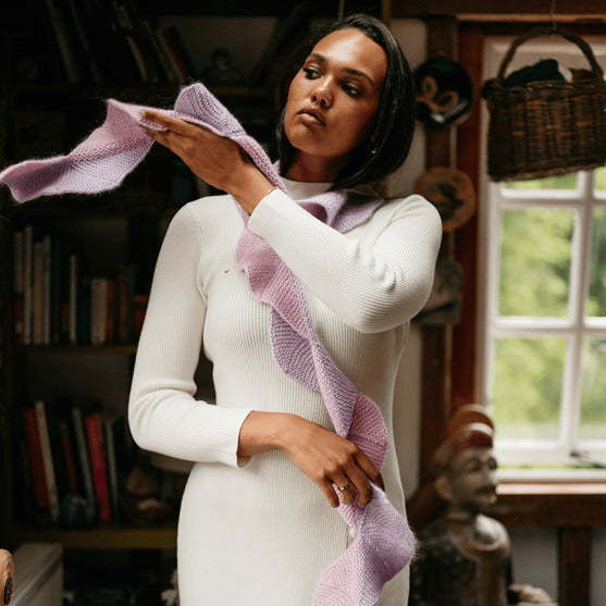 Undulate - Retstrikket viftetørklæde
7