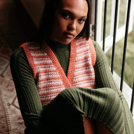 Amelia - Vest i flerfarvestrik
2