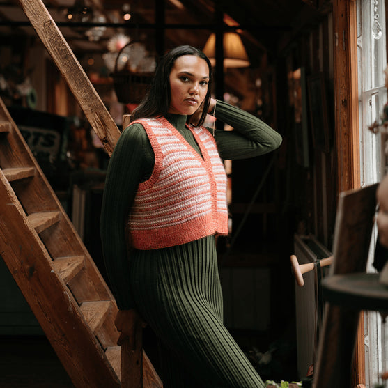 Amelia - Vest i flerfarvestrik
4