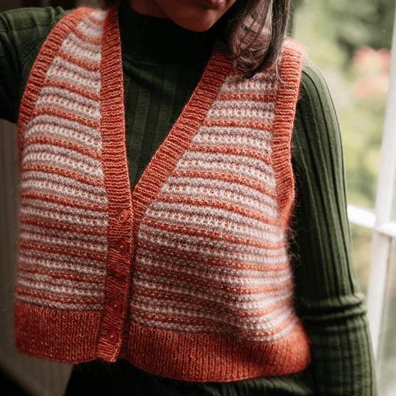 Amelia - Vest i flerfarvestrik
5