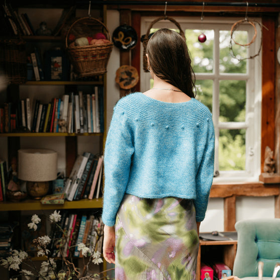 Adorned Pullover - Sweater med retstrikket bærestykke
3