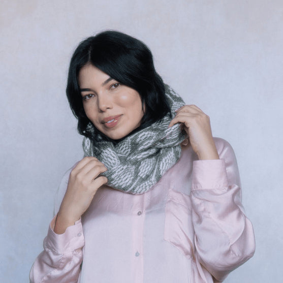 Biophilia - Tubehalstørklæde i Flerfarvestrik
2