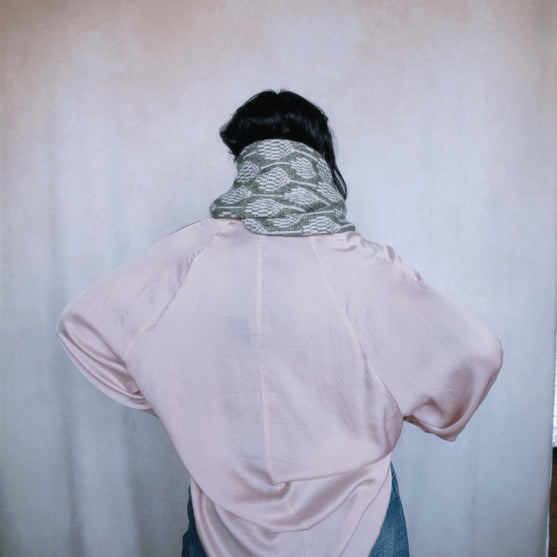 Biophilia - Tubehalstørklæde i Flerfarvestrik
3