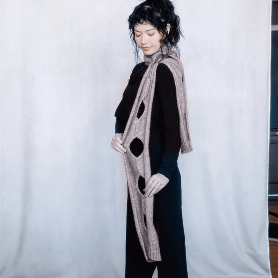 Isley - Halstørklæde med Hulmønster og Snoninger
2