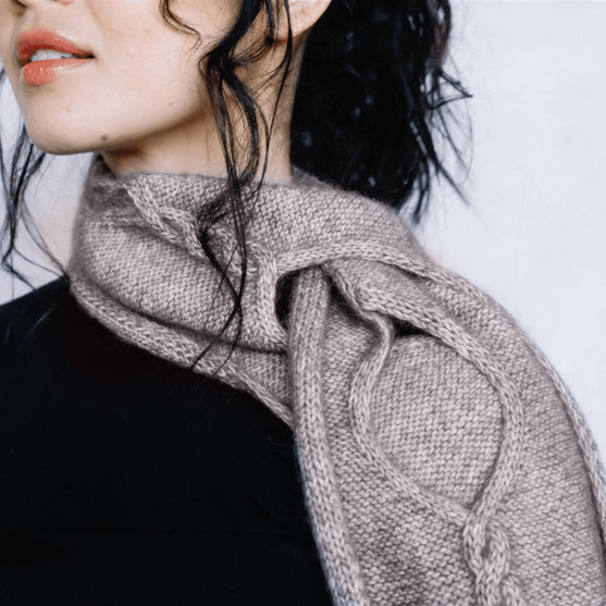 Isley - Halstørklæde med Hulmønster og Snoninger
5