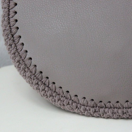 Moss Stitch Kurve med PU læderbunde
4