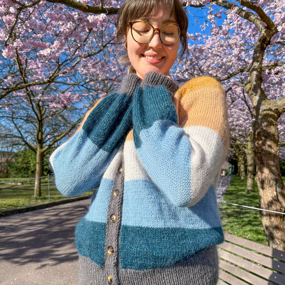 Brede Striber - Kort Cardigan
2
