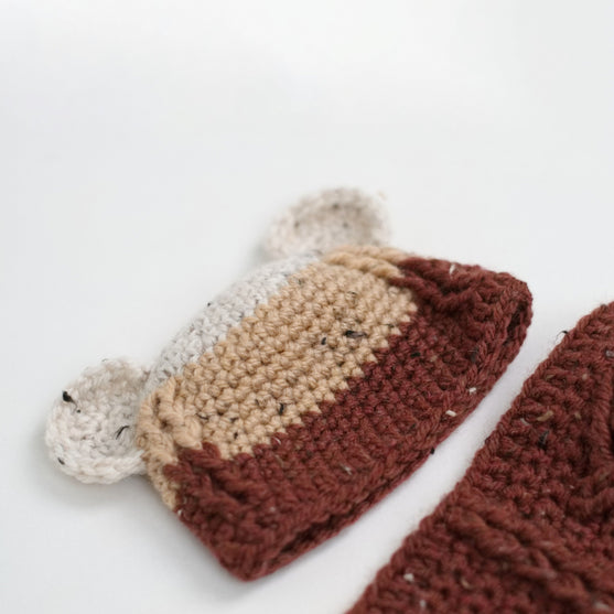 Happy Bear - Babytæppe og Hue
5