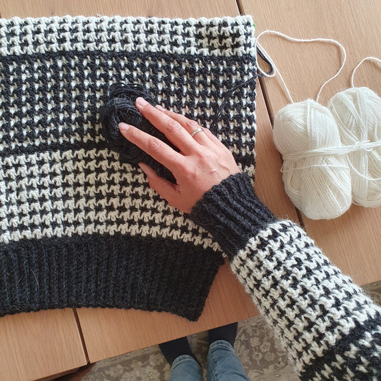 Houndstooth Harmony - Sweater
4