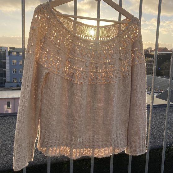 Diamond Eyelets – Bluse
2