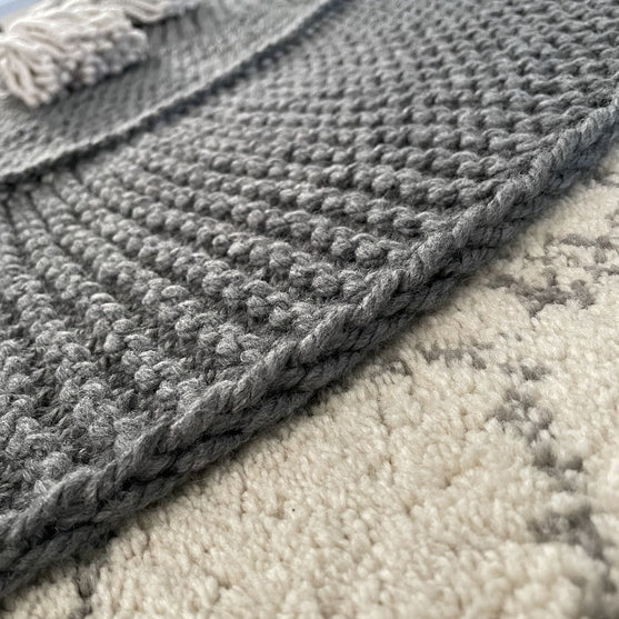 Festive Tassels - Juletræstæppe
2