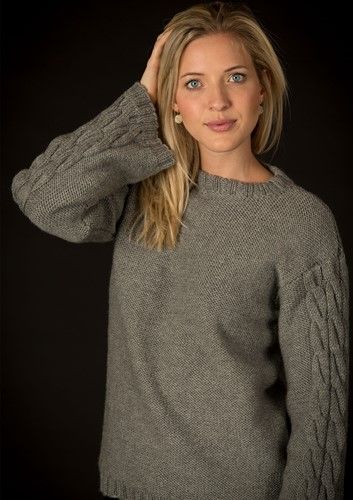 

1593 - Sweater med snoninger på ærmer
1