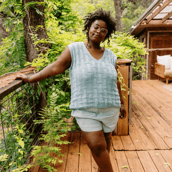 

Calme Top - Ærmeløs Top i Kurveflet
1