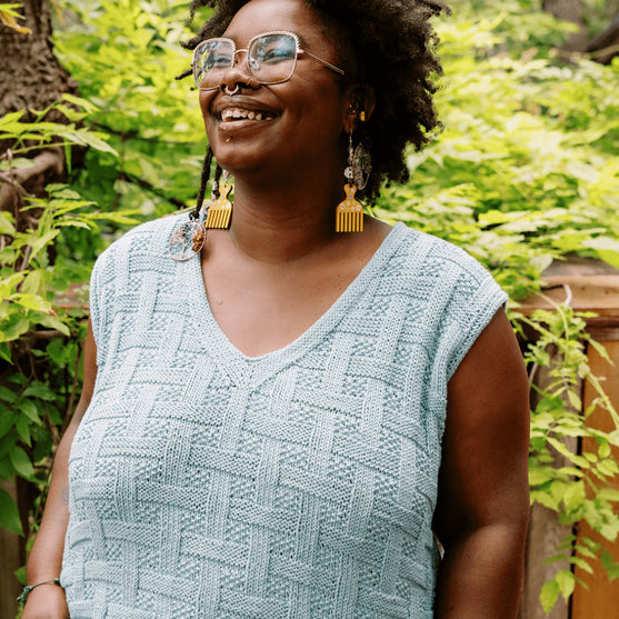 

Calme Top - Ærmeløs Top i Kurveflet
4