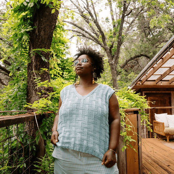 

Calme Top - Ærmeløs Top i Kurveflet
5