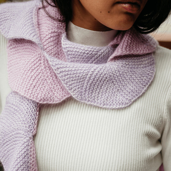 

Undulate - Retstrikket viftetørklæde
3