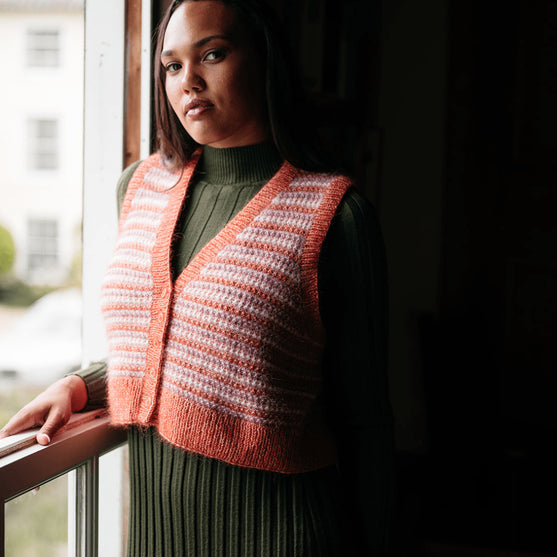 

Amelia - Vest i flerfarvestrik
1