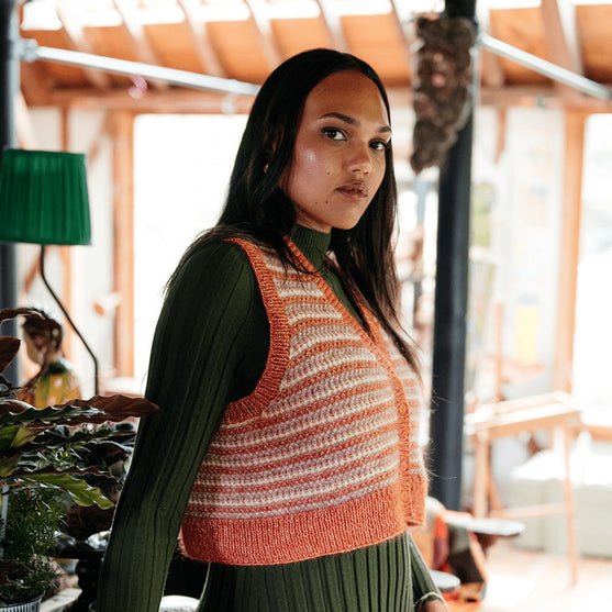 

Amelia - Vest i flerfarvestrik
3