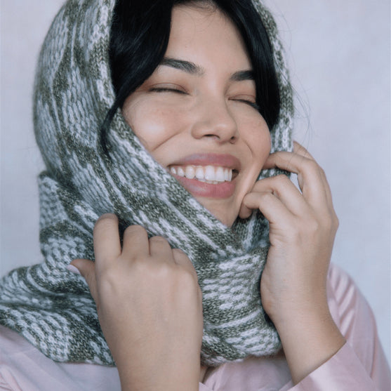 

Biophilia - Tubehalstørklæde i Flerfarvestrik
5