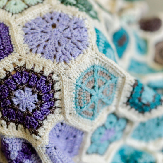 

Aura - Tæppe - #FrostandBloomCAL
5