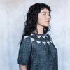 

Acute - Bluse i Flerfarvestrik
3
