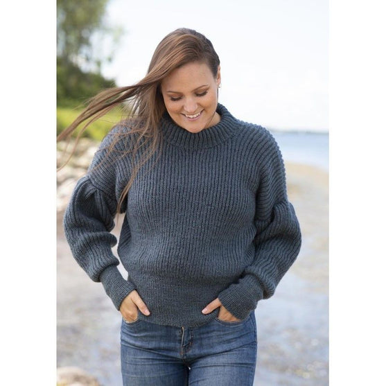 

1759 - Patentstrikket sweater med læg på ærmerne
2