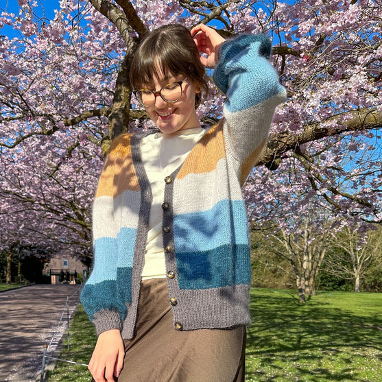 

Brede Striber - Kort Cardigan
1