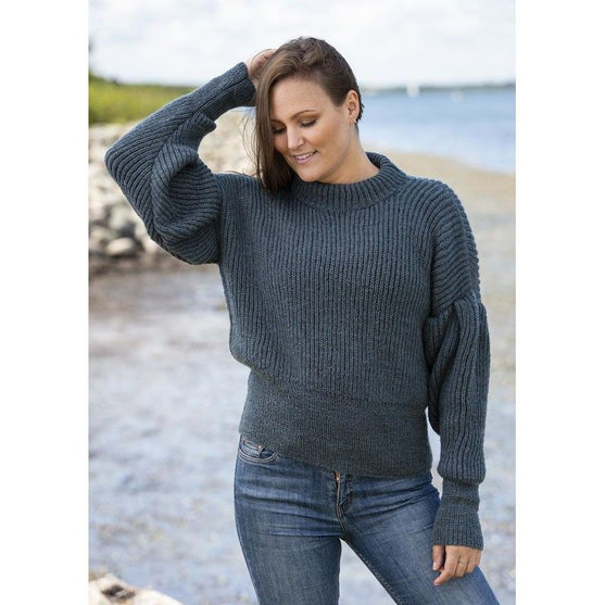 

1759 - Patentstrikket sweater med læg på ærmerne
3