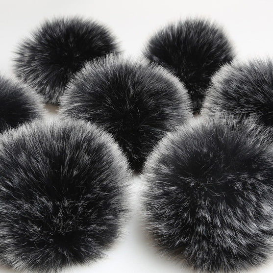 

Pompon m/knap, Mørk Grå - Go Handmade
2