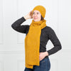 

Beehive - Halstørklæde og beanie
2