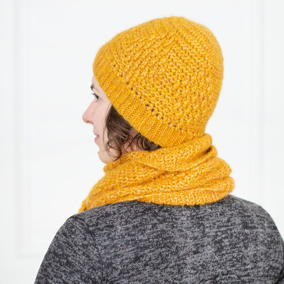 

Beehive - Halstørklæde og beanie
4