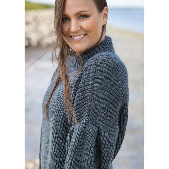 

1759 - Patentstrikket sweater med læg på ærmerne
4