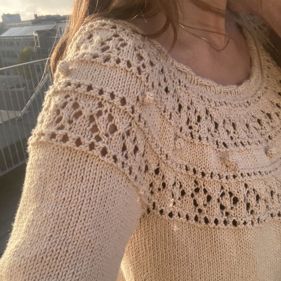 

Diamond Eyelets – Bluse
5