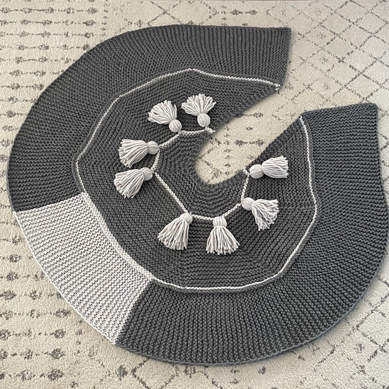 

Festive Tassels - Juletræstæppe
1