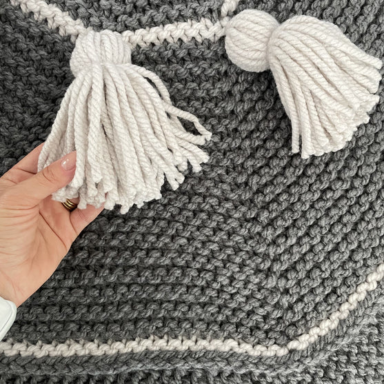 

Festive Tassels - Juletræstæppe
4