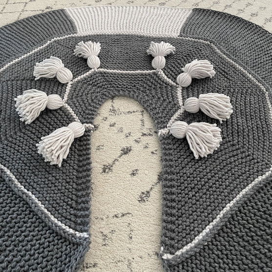 

Festive Tassels - Juletræstæppe
5