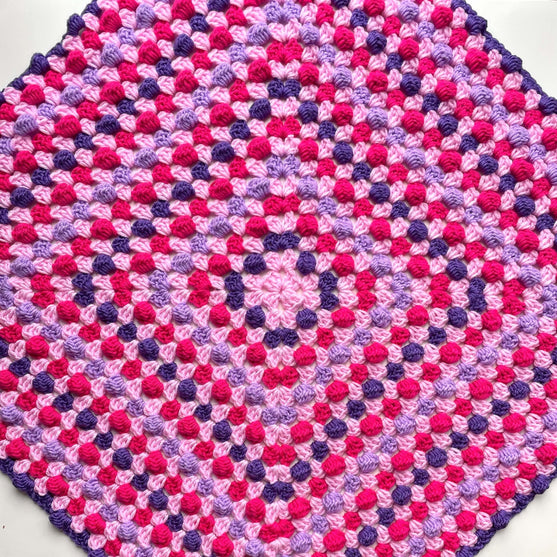 

Bella’s Bobble Granny Square - Tæppe
3