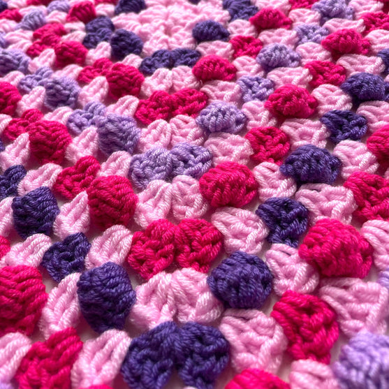 

Bella’s Bobble Granny Square - Tæppe
5