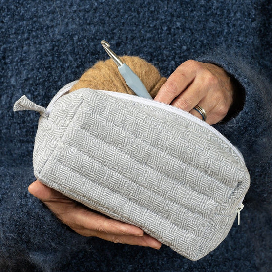 

Quiltet Projekttaske - Aflang - Medium - Hobbii
3